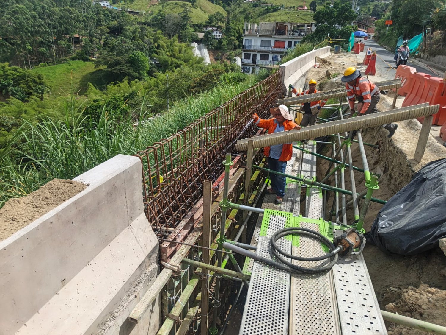 Cuadrilla de Construcciones M&Q armando refuerzo en obra